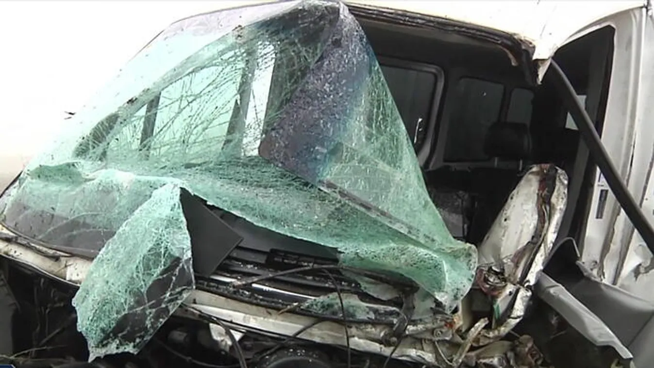 Ködben előzött, mikrobusznak ütközött