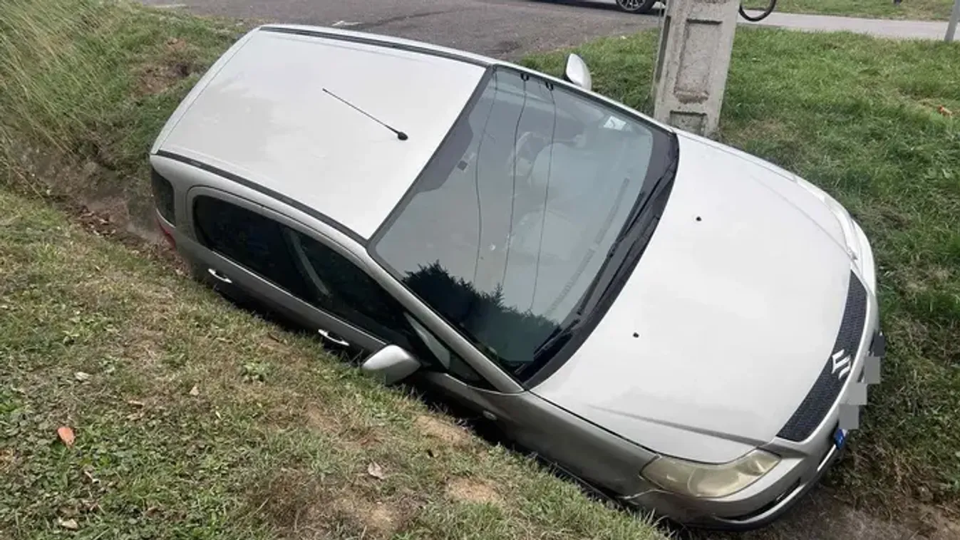 Sztrókot kapott vezetés közben egy nő, árokba hajtott – Fotó