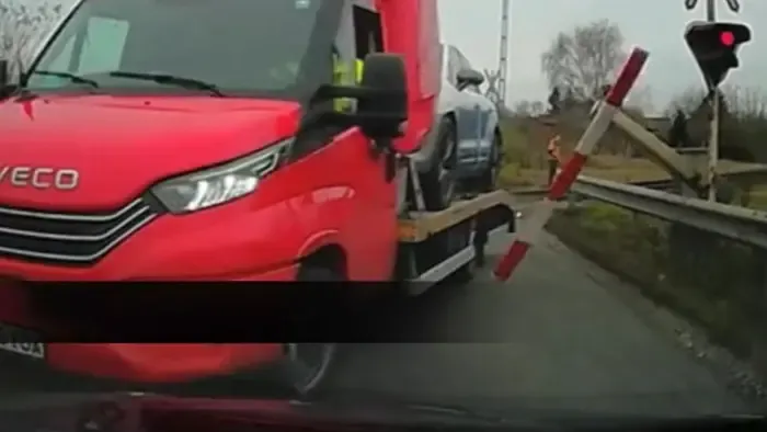 A síneken ragadt egy pótkocsi Komáromnál, vérfagyasztó videó készült