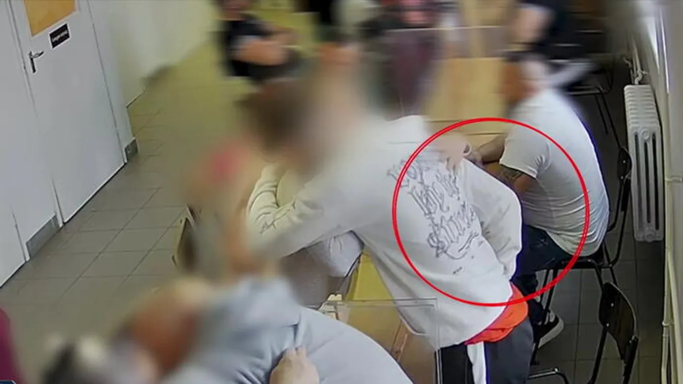 A végbelében csempészte a mobilt