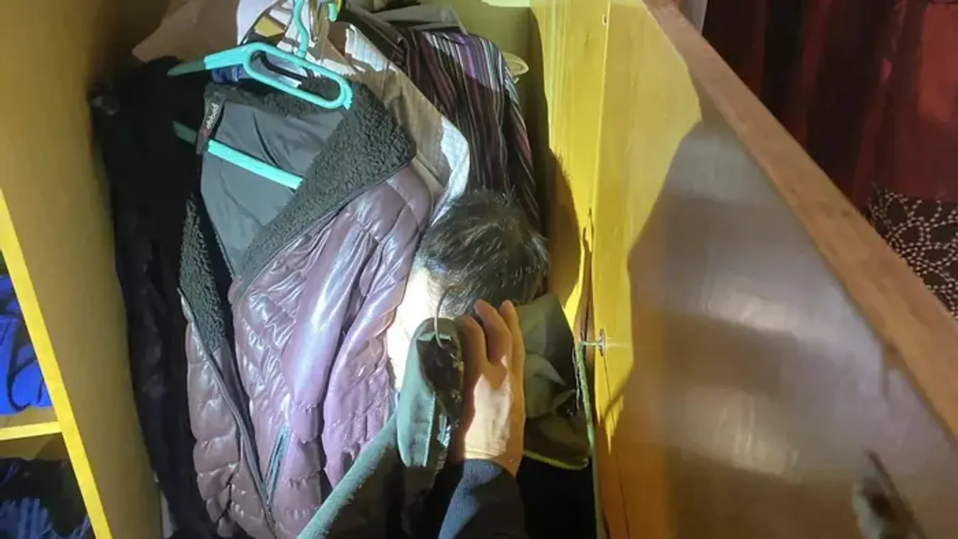 Ruhásszekrénybe bújt a rendőrök elől a rabló