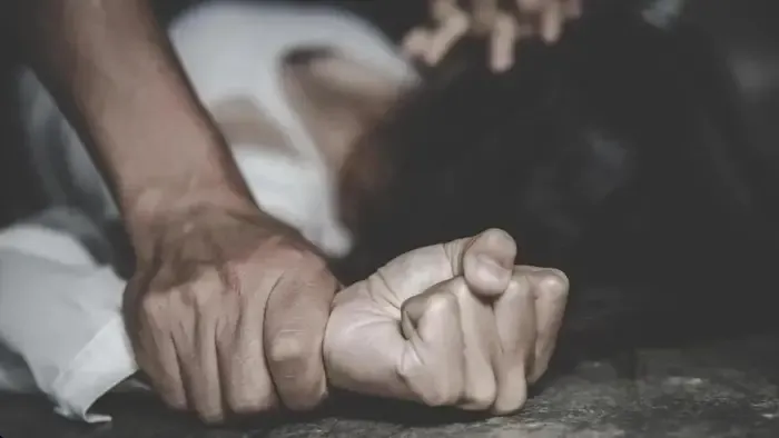 Élettársa mellkasán égette el a cigarettát: döbbenetes részletek a Nagykáta környéki terrorból