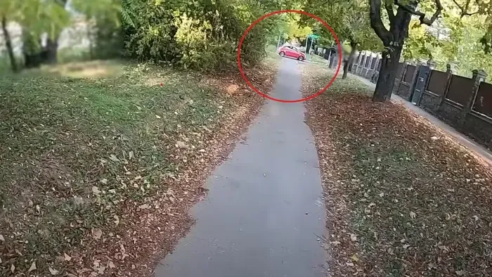 Rolleres menekült a büntetőfékező autós elől Budapesten