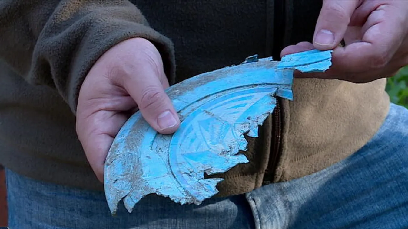 Műanyag frizbit dobtak a kifutóra