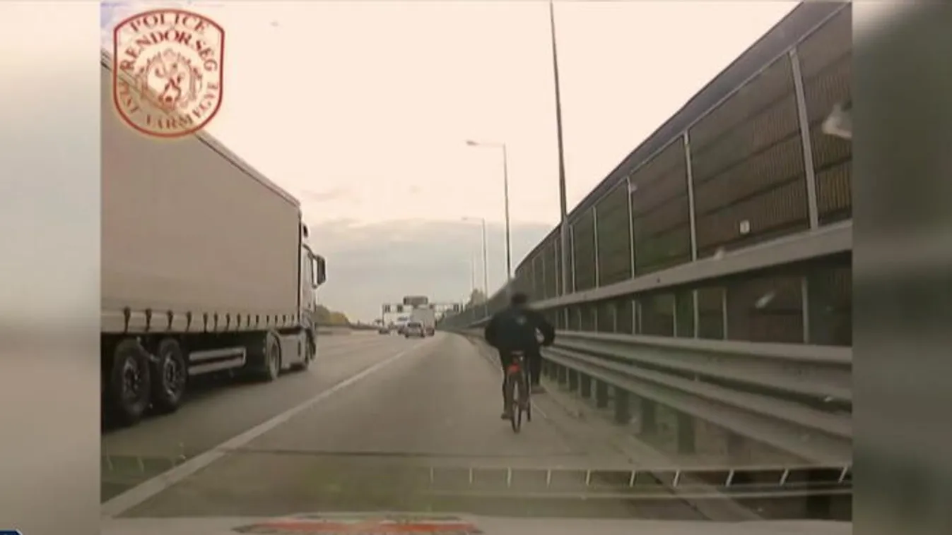 A sztrádán biciklizett az idős férfi