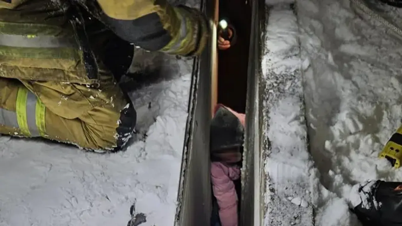 Részegen megcsúszott és beszorult egy két ház közötti résbe