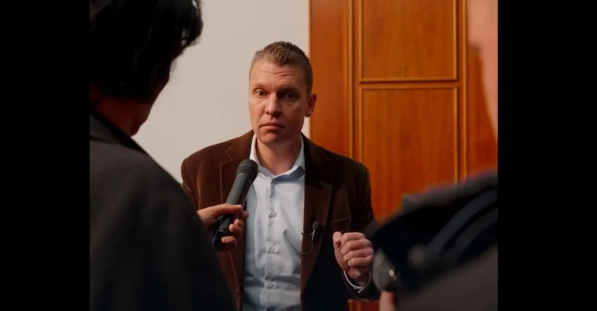 Menczer Tamás hiába vitázna választókerületi ellenfelével, az bujkál előle