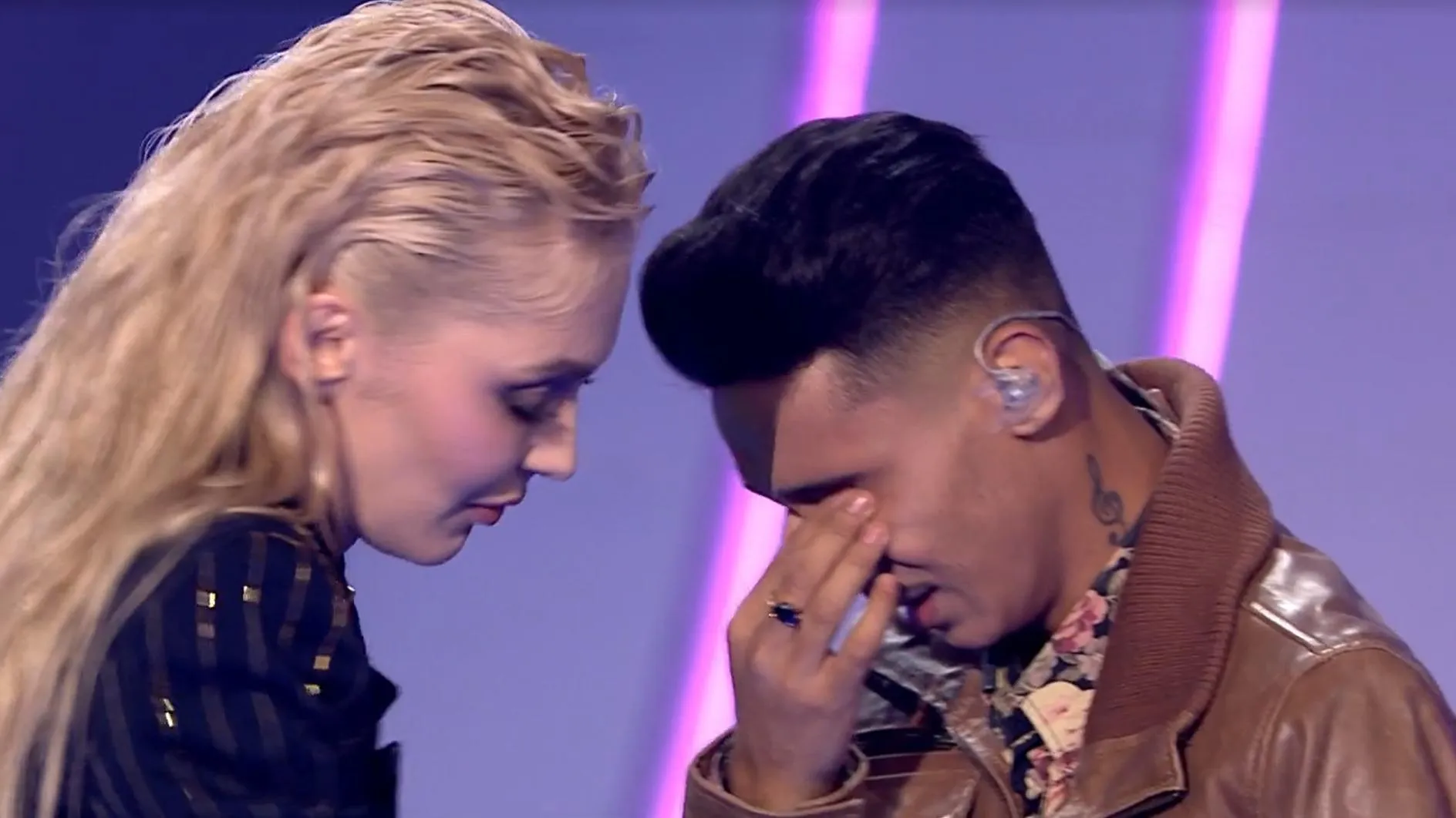 Összeomlott Ádám Attila a TV 2 élő show-ja alatt, Herceg Erika rohant fel hozzá a színpadra