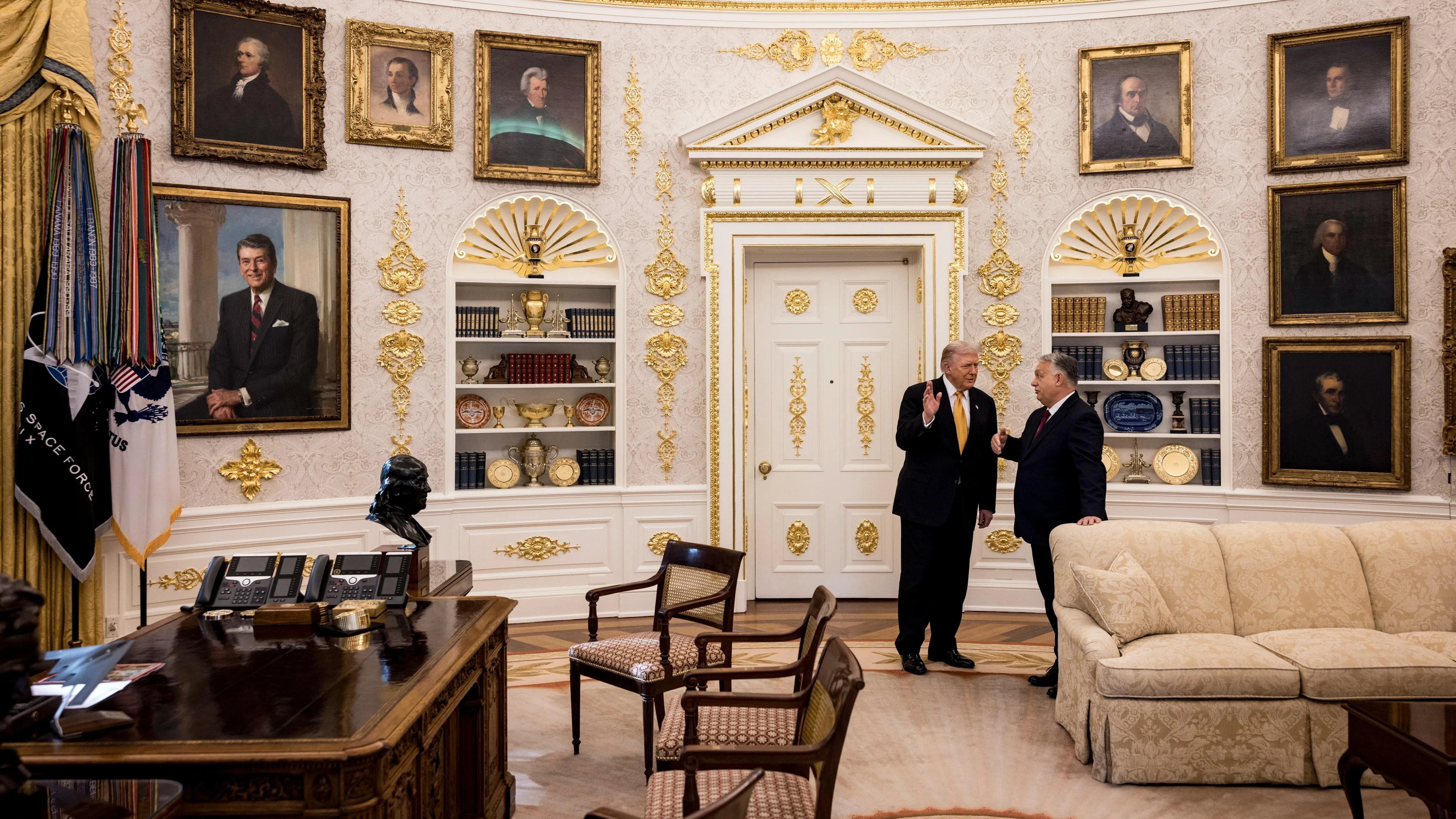 Le Monde: a szankciók alóli mentesség bebetonozza a már így is erős szövetséget Donald Trump és Orbán Viktor között