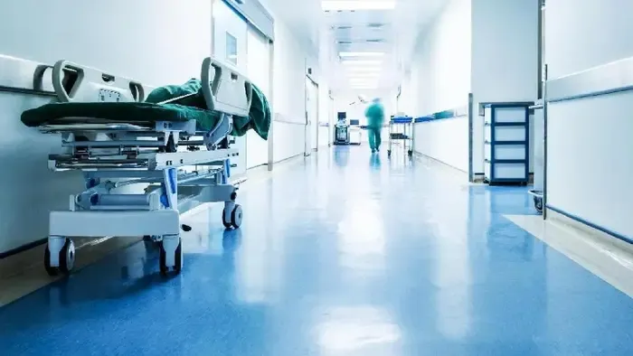 Szemen szúrta egy tollal alvó betegtársát