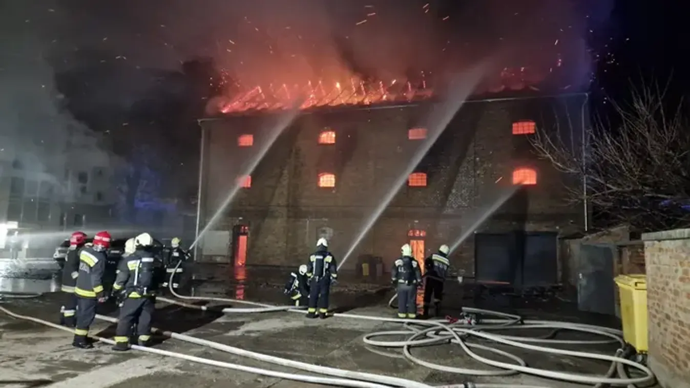 Videón a tíz méteres lángok Makón, nagy pusztítást végzett a tűz
