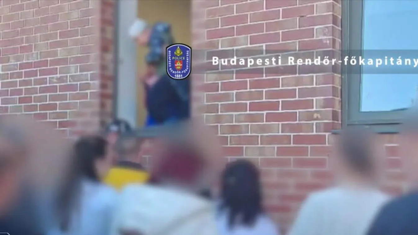 Késsel rontott be az óvodába