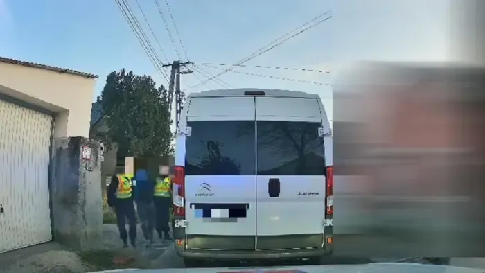 Teherautóval menekült, a kerítésről szedték le a rendőrök