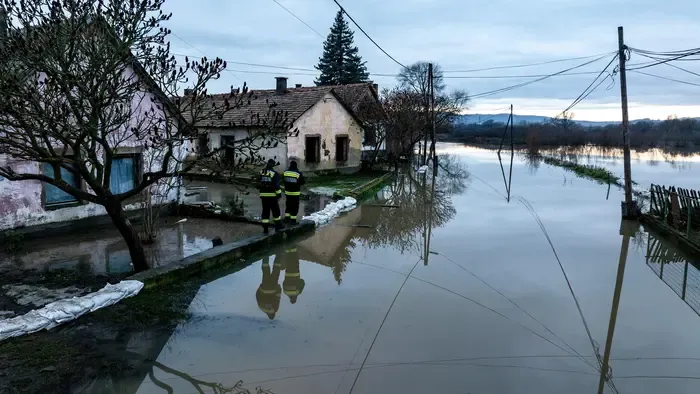 Házakba tört be a megáradt Ipoly, csónakkal mentik a lakókat