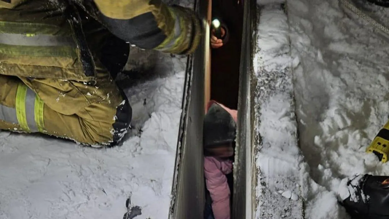 Részegen megcsúszott és beszorult egy két ház közötti résbe