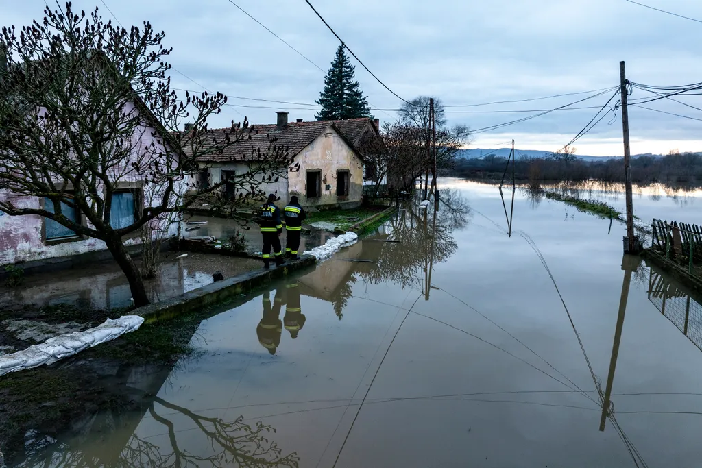 Ipolytarnóc, 2025. november 27.
A drónnal készített felvételen a megáradt Ipoly által elárasztott Rákóczi út Ipolytarnócon 2025. november 27-én.
MTI/Komka Péter