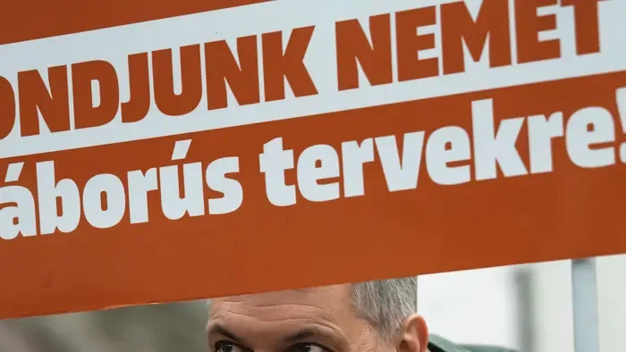 Lázár: Oda öntik a pénzt, hogy ellophassák, ide meg nem adják azt se, ami jogosan jár