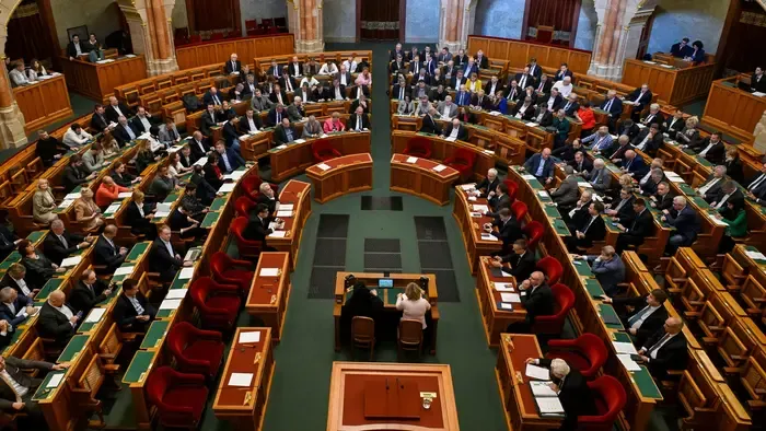 Döntöttek a Parlamentben: csökkennek a vállalkozások adóterhei, hatalmas többséggel fogadták el az Orbán-csomagot
