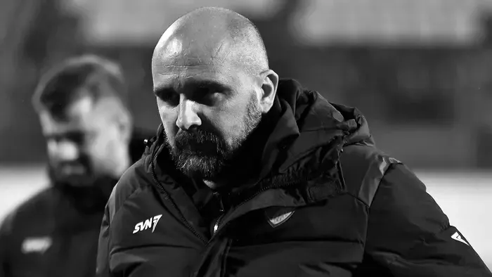 Meccs közben összeesett, és meghalt a 44 éves vezetőedző