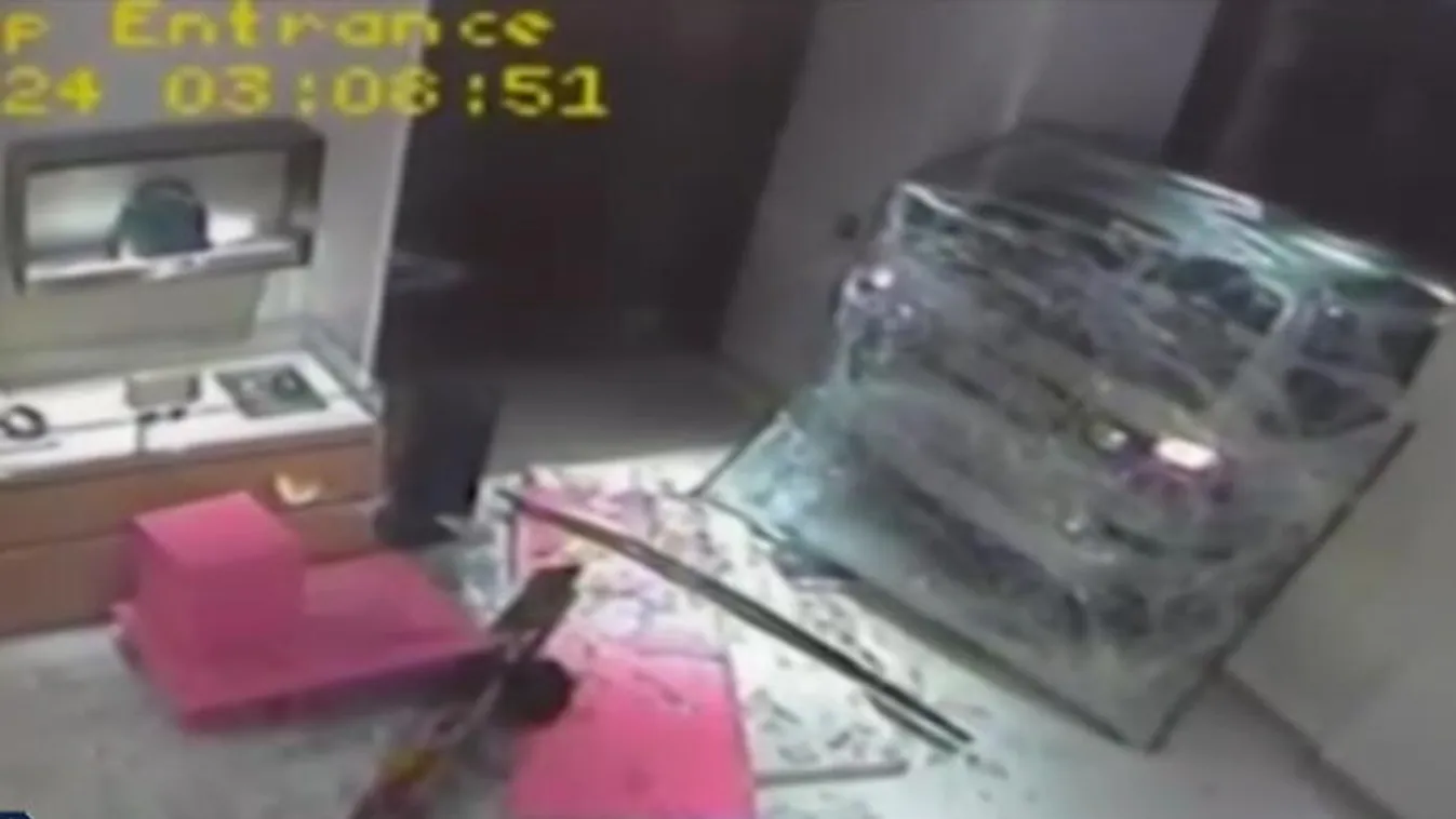 Kocsival törték be a kirakatot, raboltak