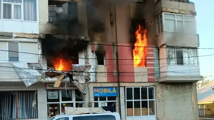 Robbanás volt egy tömbházban - ezekben a percekben is oltják a lángokat