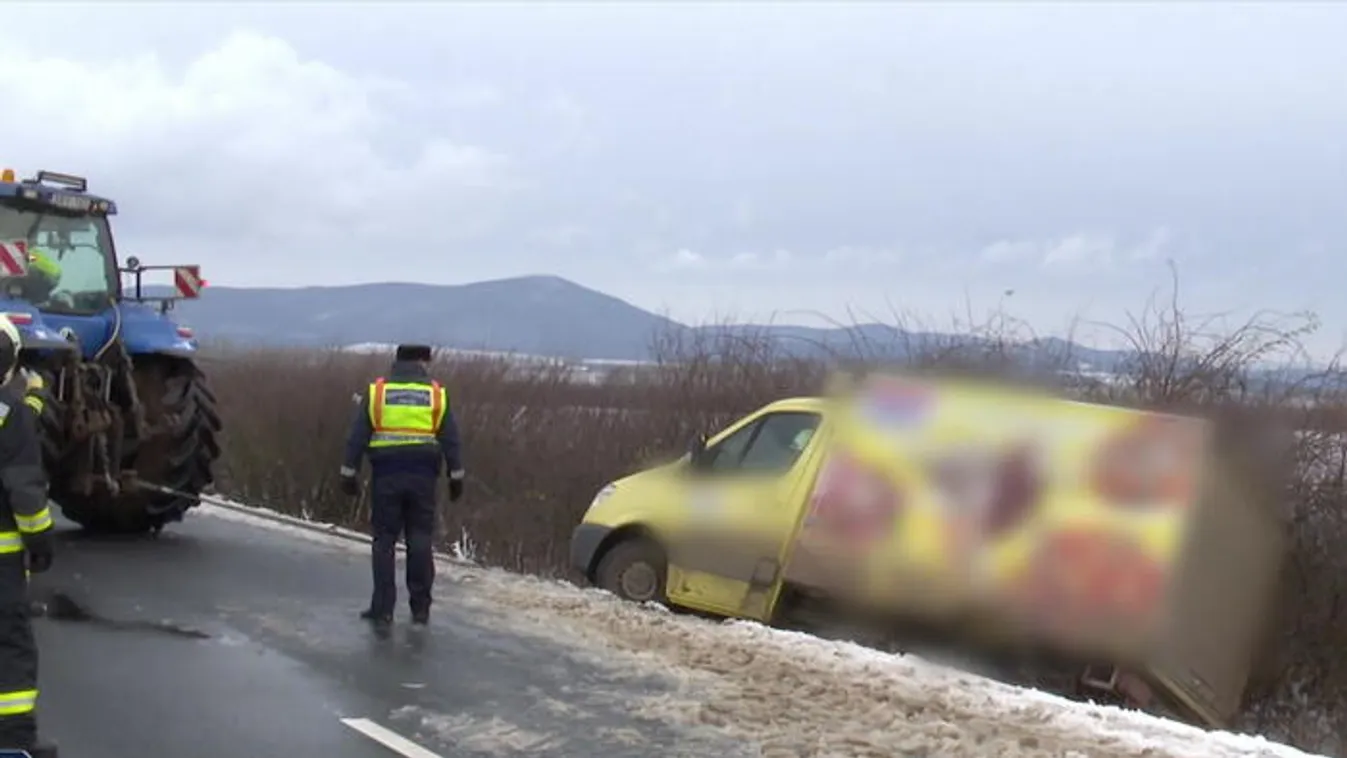 Fennakadást okozott a havazás a Bakonyban több helyen is