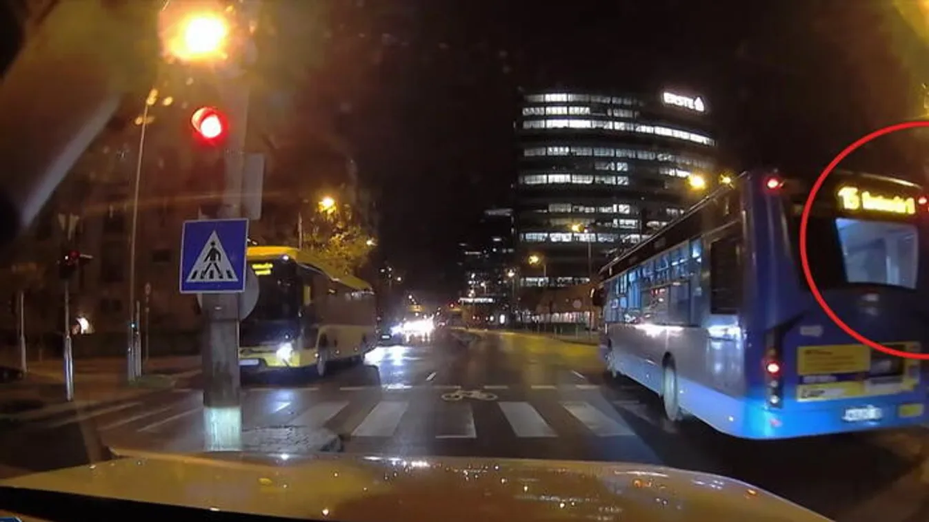 Utasokkal hajtott át a busz a piroson