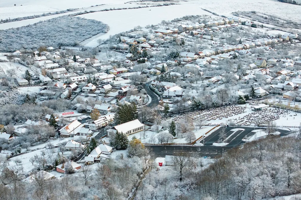 Hollókő, 2025. november 22.
A drónnal készült képen a havas Hollókő 2025. november 22-én.
MTI/Komka Péter