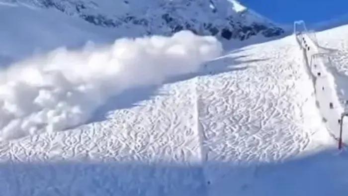 Nyolc síelő lavinát indított el, maga alá temette őket a hó - videóval