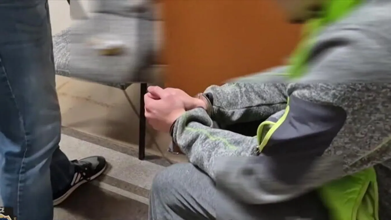 Nyolcszor szúrhatta nyakon a barátnőjét