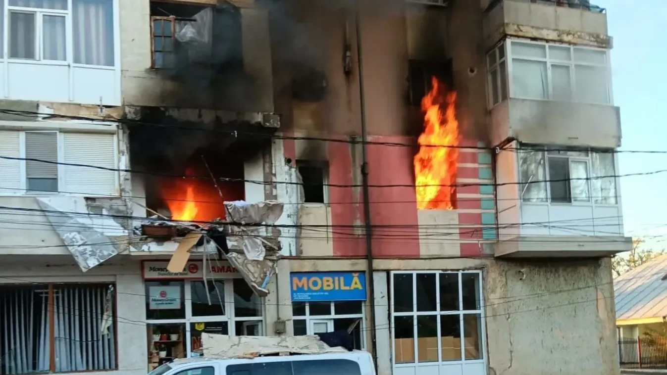 Robbanás volt egy tömbházban - ezekben a percekben is oltják a lángokat