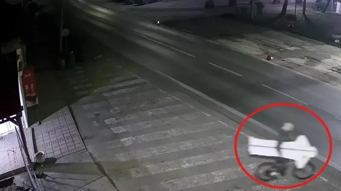 Konfliktusba keveredett, majd lelépett egy ,,papírrendőrrel” - videón a szürreális jelenet