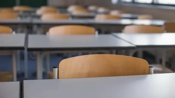 Elvette egy kislány telefonját az iskolaőr, szexért akarta visszaadni