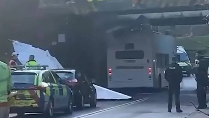 Horrorbaleset: leszakította a híd az iskolabusz tetejét