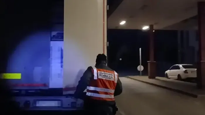 Embertelen, mire bukkantak egy kamion rakterében