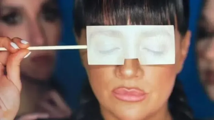 Látványos kulisszák: óriási szárnyakkal pózol Tóth Gabi legújabb klipjében