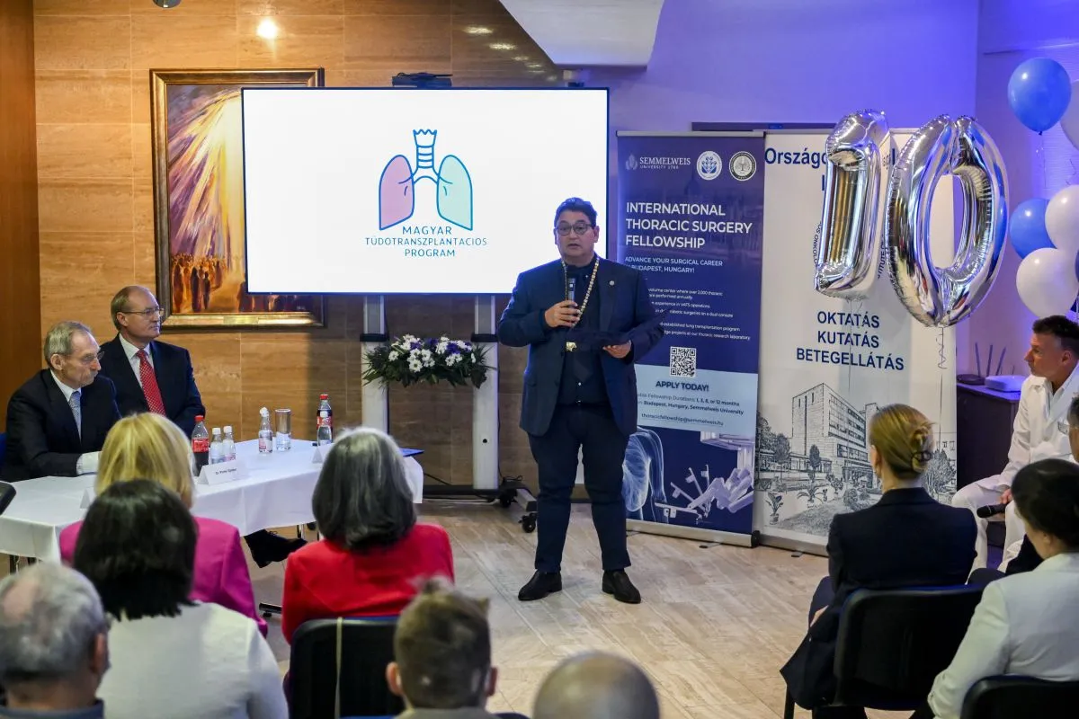 Merkely Béla, a Semmelweis Egyetem rektora beszédet mond a magyar tüdőtranszplantációs program elindításának 10. évfordulója alkalmából tartott ünnepségen Budapesten, az Országos Onkológiai Intézetben 2025. december 18-án. Mellette Pintér Sándor belügyminiszter (b) és Révész János országos kórházi főigazgató (b2). MTI/Purger Tamás