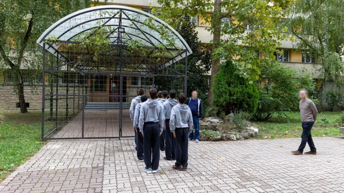 Összesen 57-en vannak a Szőlő utcai intézetben, akiket a bíróság ítélt el, vagy döntött letartóztatásukról