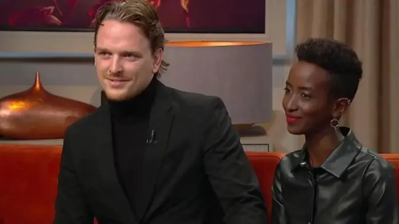 Meghitt családi fotón a topmodell és kisfia