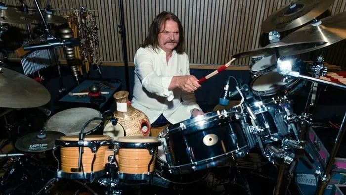 Zenéből épülő jövőkép, Leslie Mandoki gondolati és zenei öröksége
