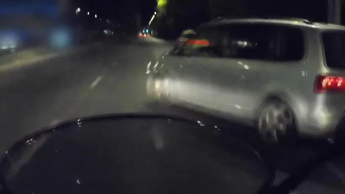 Videóra vette a motoros, ahogy elgázolják Budapesten