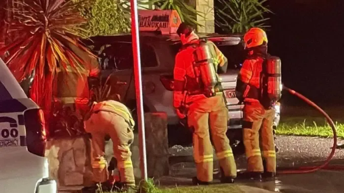 Felgyújtottak Ausztráliában egy hanukát üdvözlő transzparenssel díszített autót
