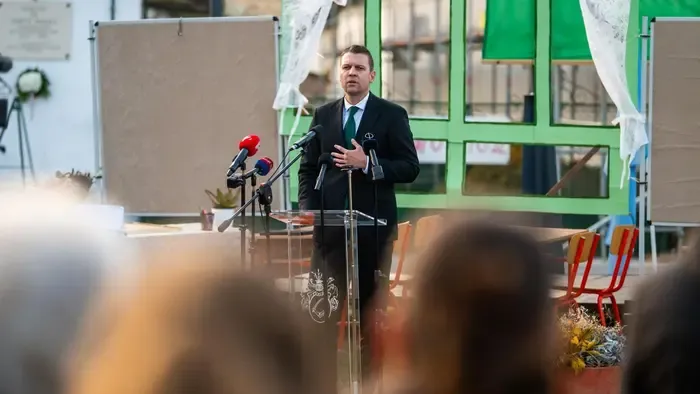 Menczer Tamás megmutatta, hogyan fenyegeti Zelenszkij Magyarországot