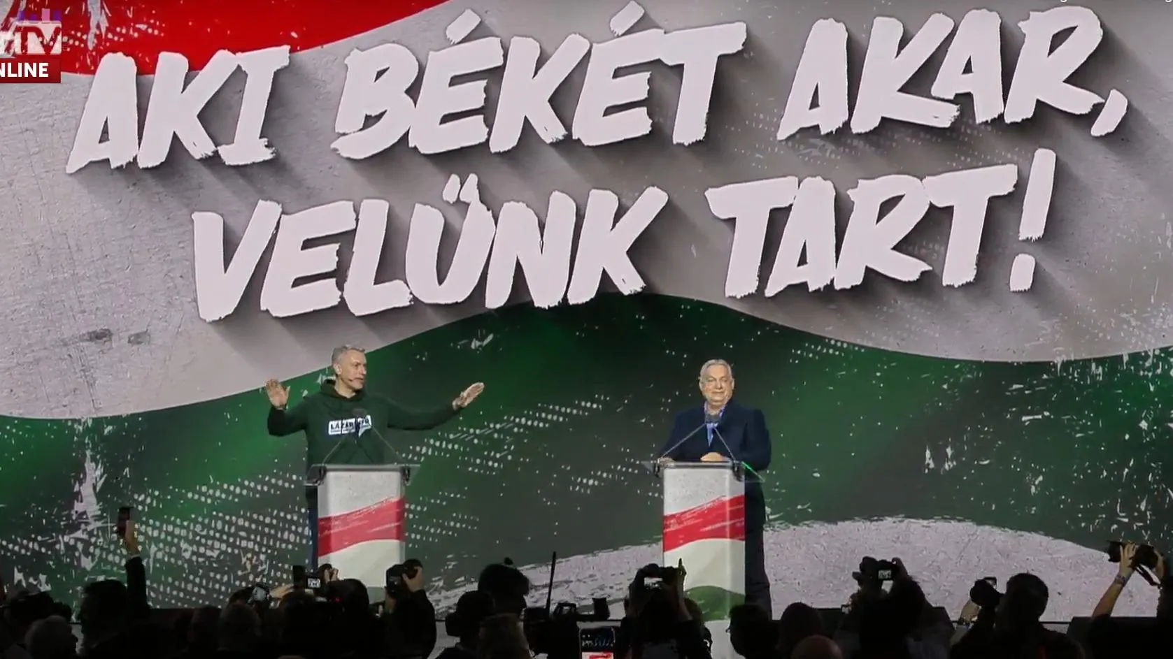 Minden pálya hazai pálya: Orbán Viktor és Lázár János együtt tartott Lázárinfót a szegedi háborúellenes gyűlésen