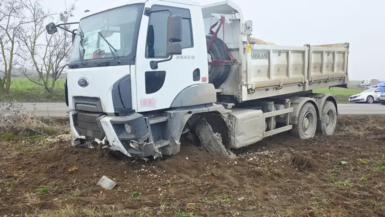 Fotók érkeztek, kavicsszállító teherkocsival ütközött egy autós Szalkszentmártonnál
