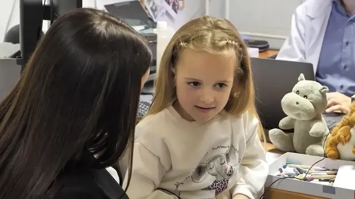 Siketen született kislánynak adták vissza a hallását pécsi orvosok
