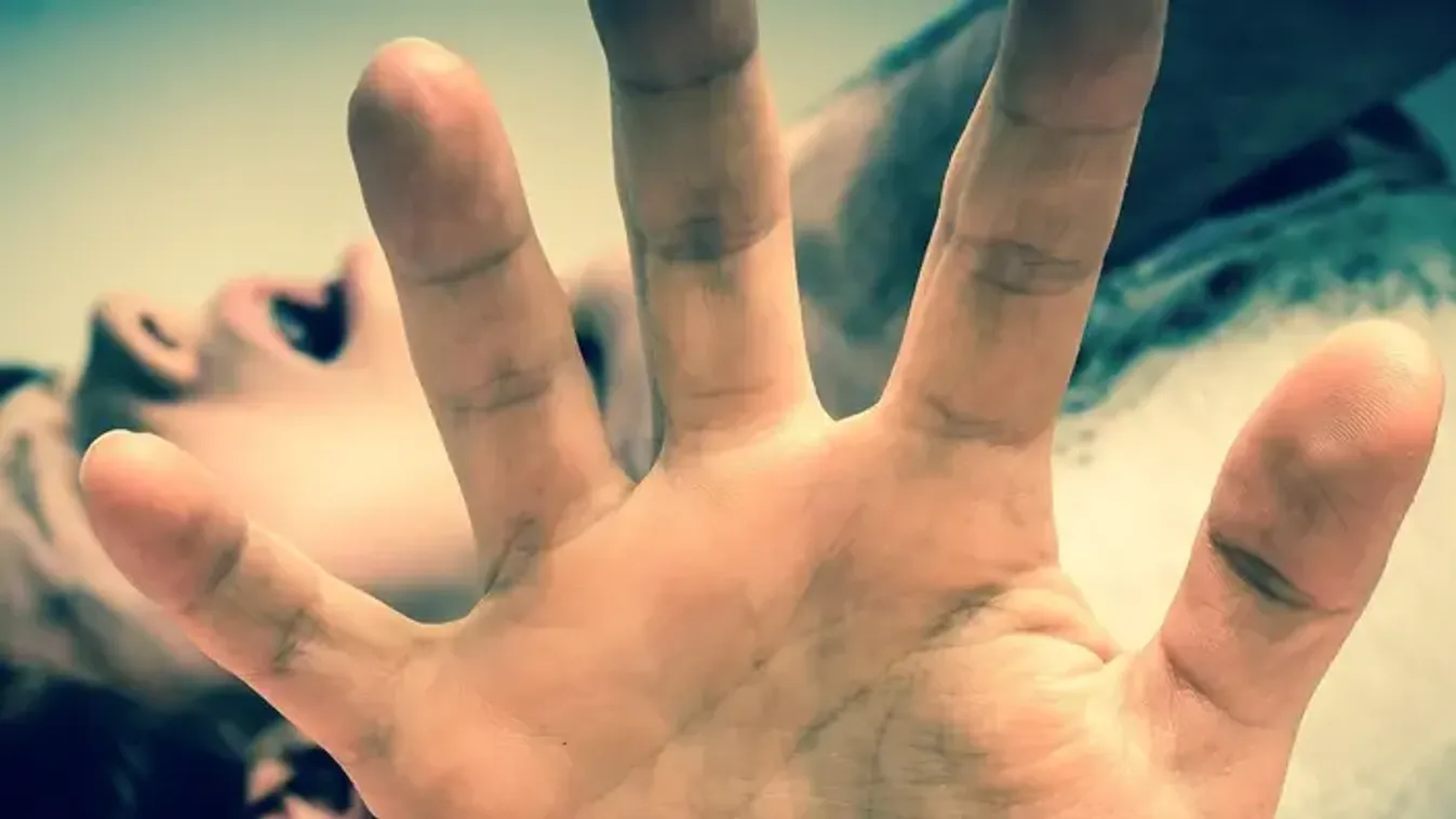 Tapétavágó késsel támadt, majd zsineggel ölt szabadulása másnapján