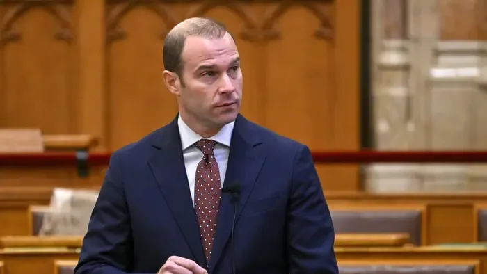 Hollik István: A Tiszával rosszul járnának a nyugdíjasok, velünk biztonságban vannak