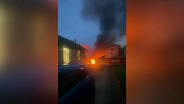 Szerelés közben gyulladt ki egy kocsi Budapesten - videóval