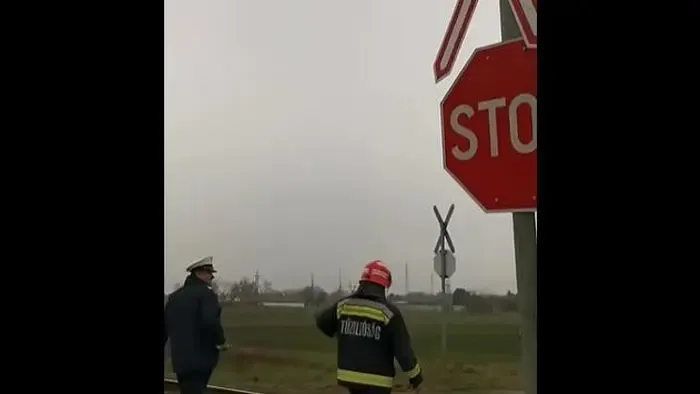 Autó csapódott vonatnak Békéscsabánál, videón a pusztítás